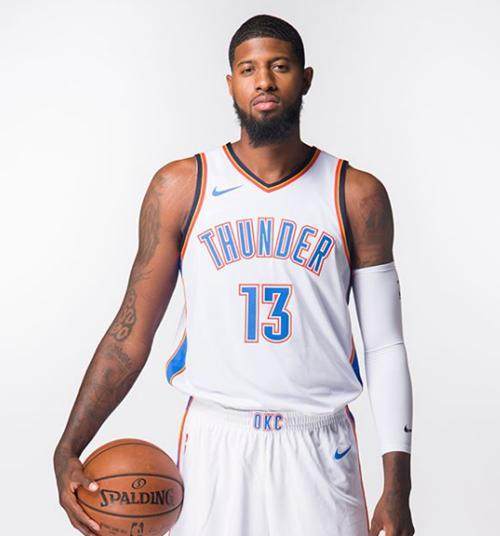 山东男篮上半场强势领先（山东男篮半场占据明显优势）