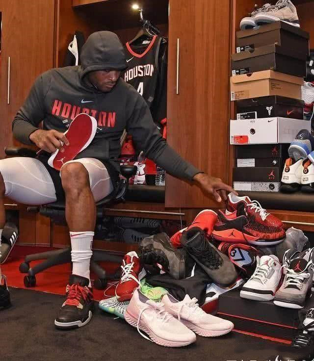 致敬李惠堂，赞助商犀旺送给魏祥鑫一颗柚子足球（向李惠堂致意，赞助商犀旺为魏祥鑫献上柚子足球）