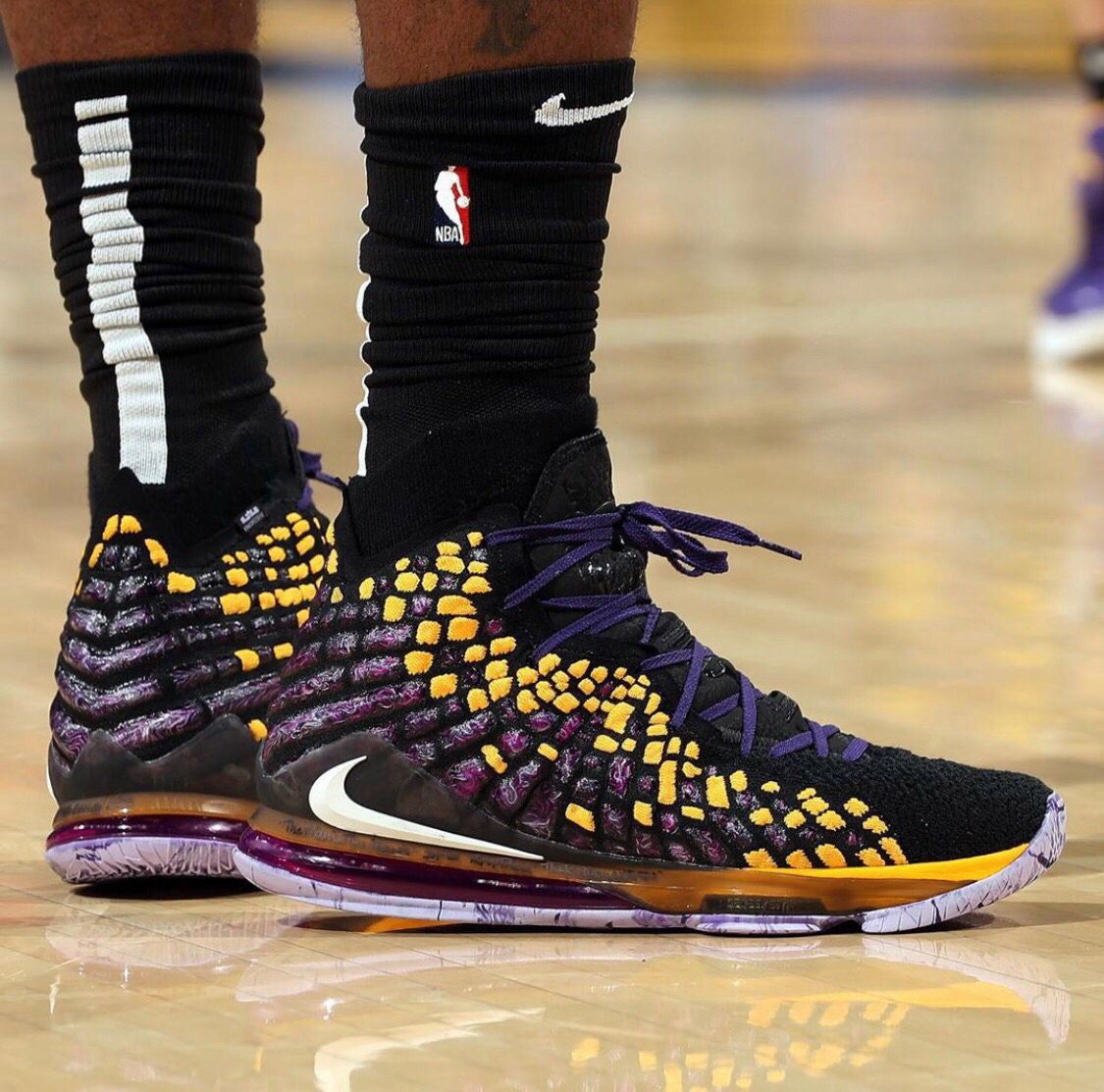 驳斥转会传闻，贡多齐：我专注于当下，想帮拉齐奥赢下更多球（贡多齐否认转会传闻：专注当下，只想助拉齐奥赢得更多胜利）