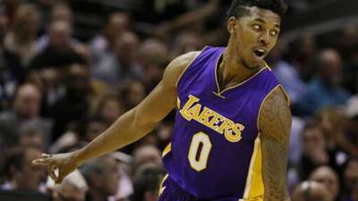 意甲球员在第12轮比赛中涂上红色面彩，向针对女性的暴力说不（意甲第12轮：球员以红色面彩呼吁制止针对女性的暴力）