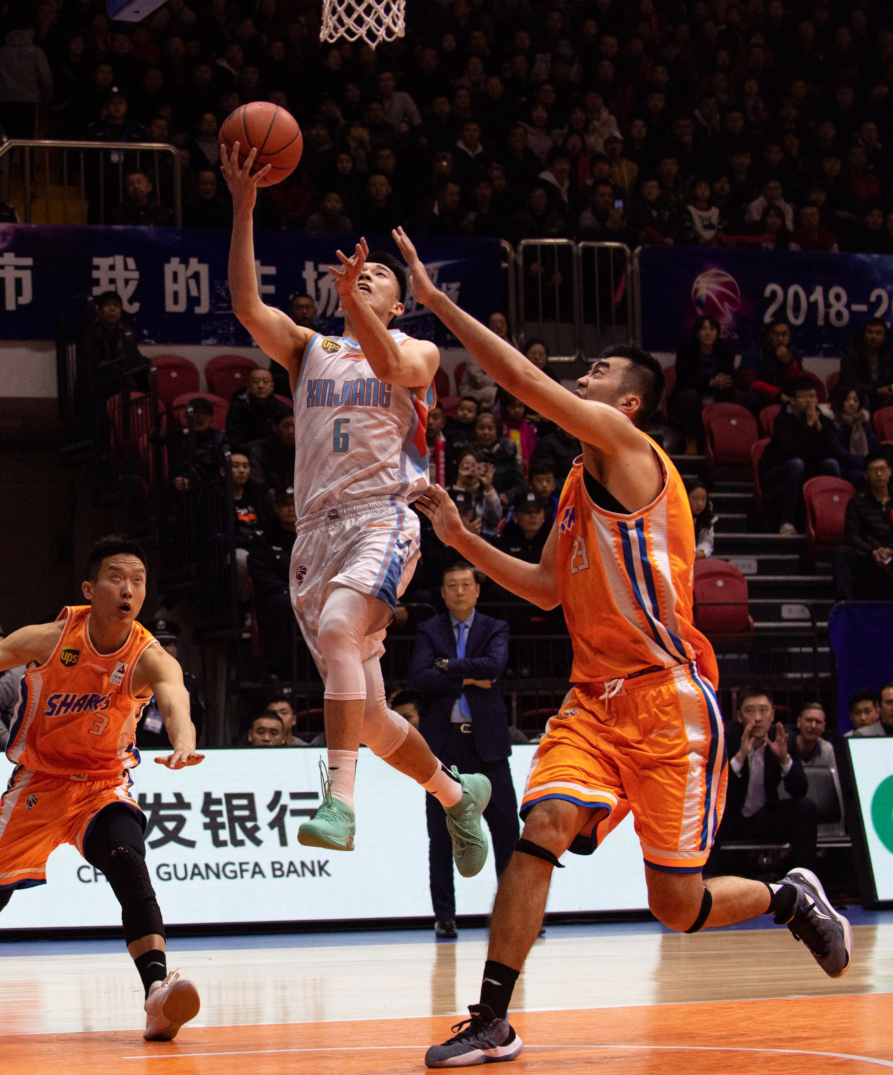 德乙半场：贝尔纳特屡献神扑，汉诺威暂0-0卡尔斯鲁厄（德乙半场战报：贝尔纳特神勇连扑，汉诺威与卡尔斯鲁厄暂时0-0）