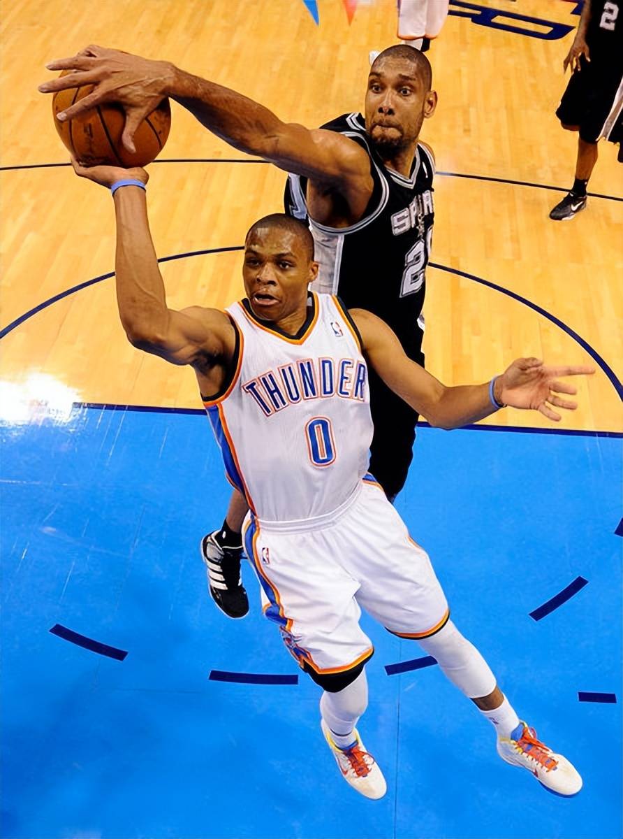 库里28+4 巴特勒伤退 勇士力克太阳（库里砍下28+4 巴特勒伤退 勇士险胜太阳）