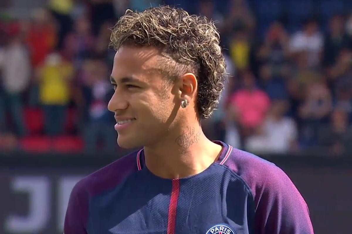 随海港夺冠，亚历斯祖成为首位夺得中超冠军的中国香港球员（海港加冕，亚历斯祖成中国香港首位中超冠军球员）